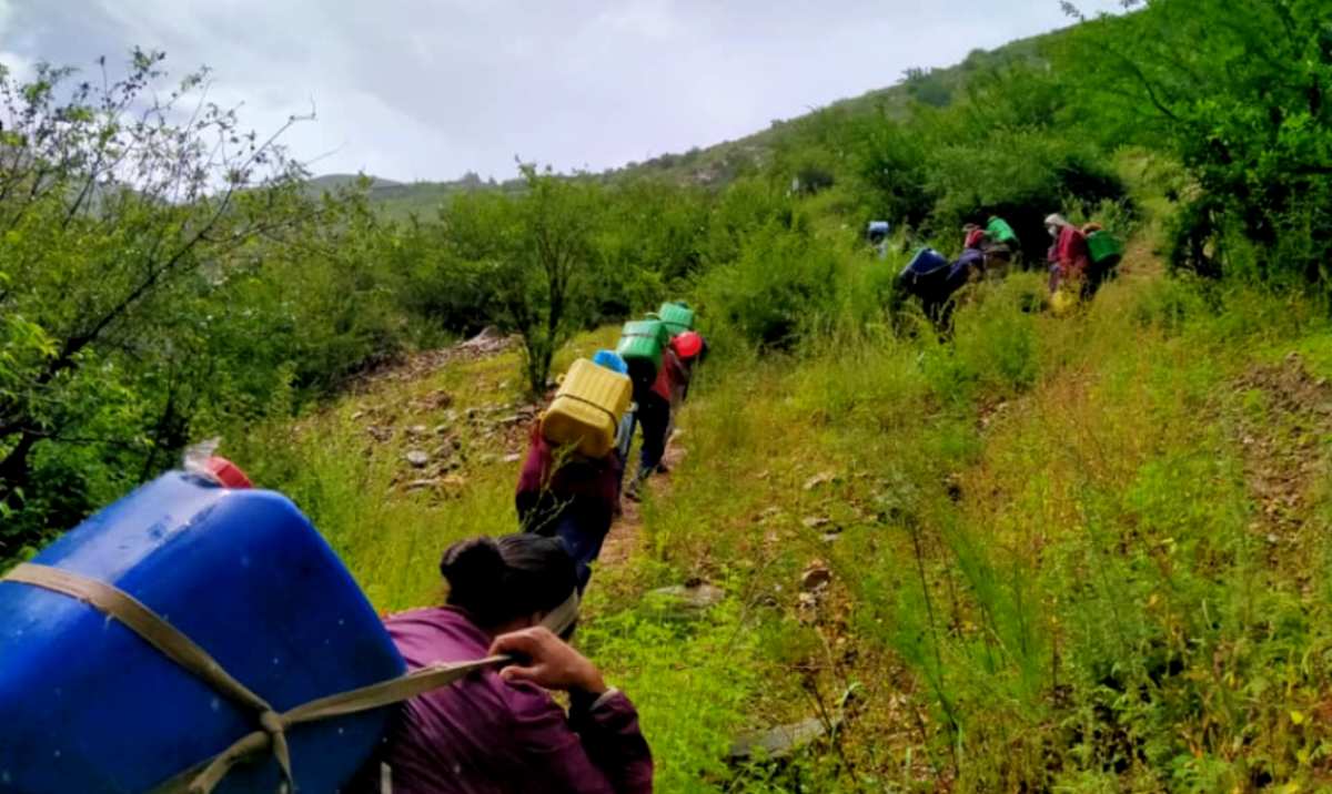 घण्टौं हिडेर नदीबाट पानी बोक्दै तुम्कोटबासी 